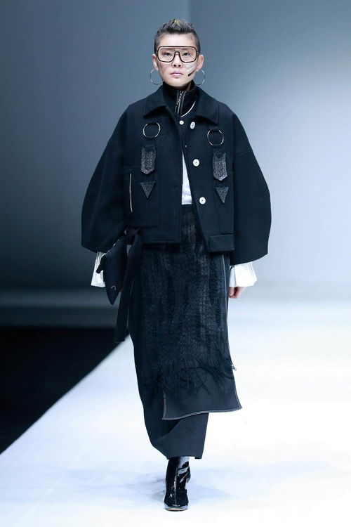 東北電力大學(xué)服裝與服飾設(shè)計(jì)專業(yè)2018畢業(yè)生作品在京發(fā)布 呼薩德都 大美赫哲