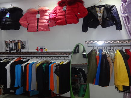 長春市中東的市場內有一營業(yè)中精品女裝出兌