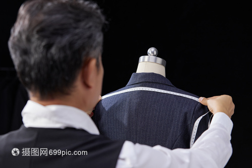 服裝設(shè)計師測量肩寬